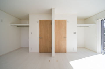 外からも見やすいように扉なしのクローゼットのついている洋室。2つ扉と収納がついているので、お子様の成長にあわせて大きな1つの空間から2部屋に分けることができます。・床材LIXIL「ラシッサSフロア」耐水・ペット木目タイプ151:クリエ」アイボリーF・ドアLIXIL「ラシッサS」LAG:クリエペール