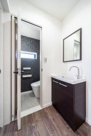 廊下の一角に設置された洗面コーナー。すぐに手洗いをすることができ、清潔を保てます。・洗面化粧台LIXIL「リフラ」Ｗ＝750面材・ミラー：クリエダークカウンター：プレーンネオホワイト