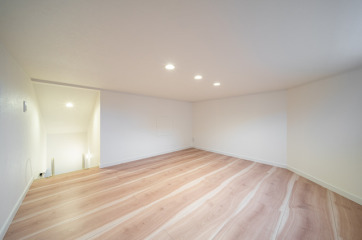 ちょっとした書斎コーナーにも最適なロフト空間。床材LIXIL「ラシッサDフロア」木目タイプ151：EA/ワイドローズチェリーＦ