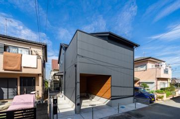 ネイビーと明るいブラウンのサイディングのコントラストがモダンな印象の外観・外壁【BASE】旭トステム「AT-WALLArche」アーバンストライプカラー:カーサブラック【ACCENT】旭トステム{AT-WALL-15P」ラスティウッドカラー:ラスティミドルブラウン