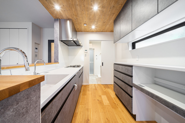 ダークグレーのキッチンと木目を活かした下がり天井がおしゃれなキッチンのある家 その他の施工事例 エドケンハウスの土地 新築分譲住宅 ダークグレーのキッチンと木目を活かした下がり天井がおしゃれなキッチンのある家 その他の施工事例 エドケンハウスの土地 新築分譲住宅